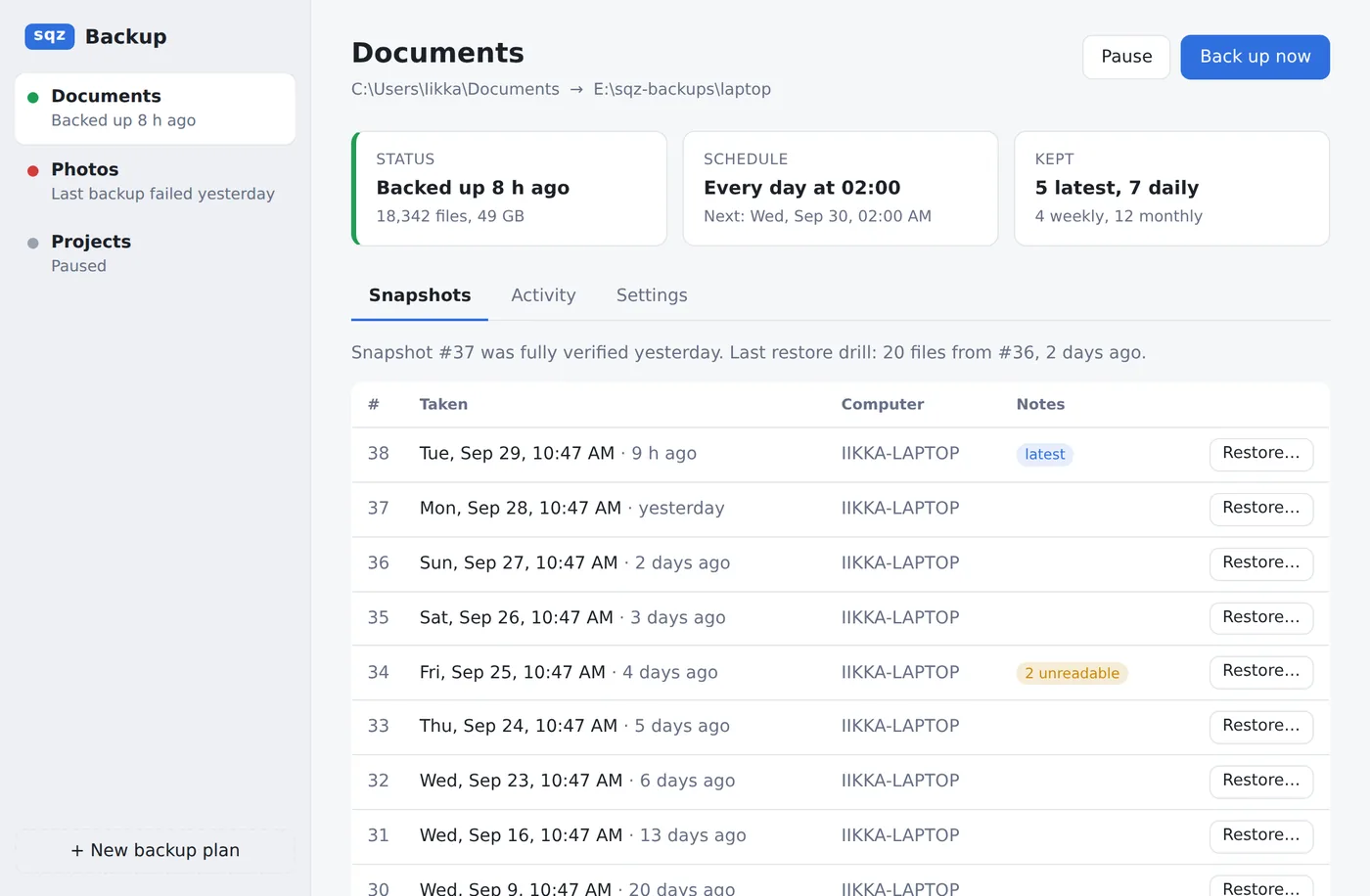 The SQZ Backup window: backup plans on the left, and for the Documents plan its status, schedule, kept snapshots and a list of snapshots with Restore buttons.